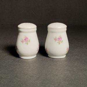 SALT & PEPPER SHAKERS⭐